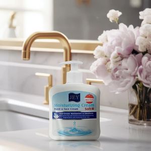 کرم نرمکننده و مرطوبکننده دست و صورت جی مدل Soft مناسب پوستهای خشک حجم 450 میلیلیتر